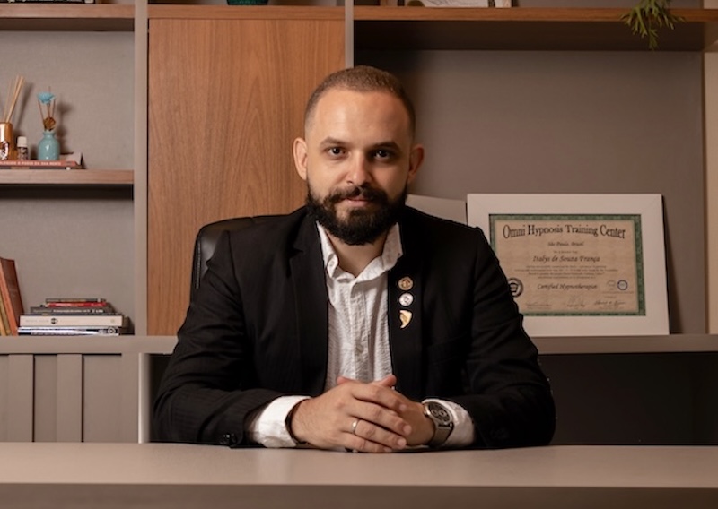 Italys de Souza França no consultório